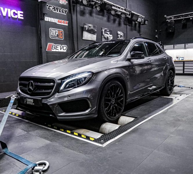Auto op de testbank in de garage van Tuningservice in Huizen